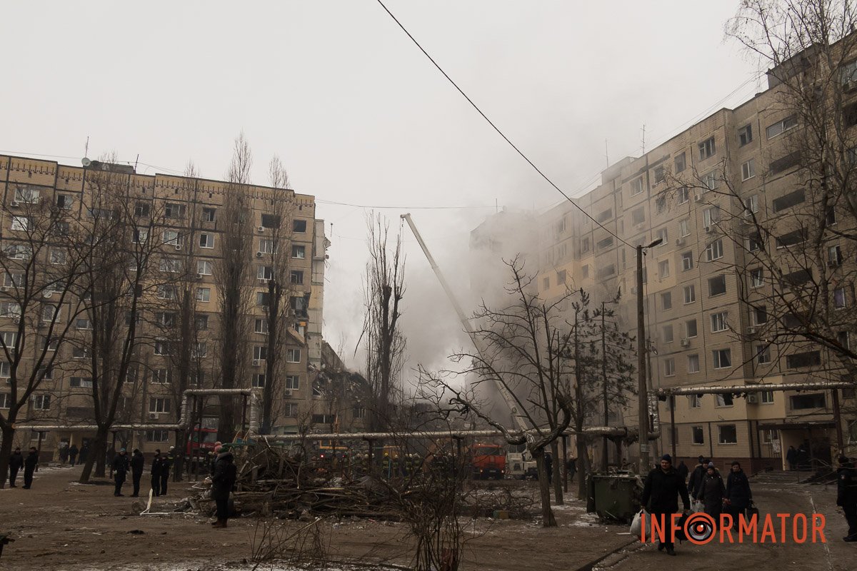"Стільці незламності": як у Дніпрі зранку виглядає зруйнована багатоповерхівка 8
