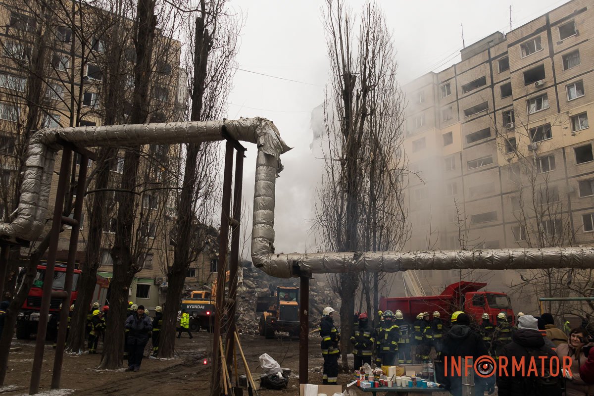 "Стільці незламності": як у Дніпрі зранку виглядає зруйнована багатоповерхівка 7