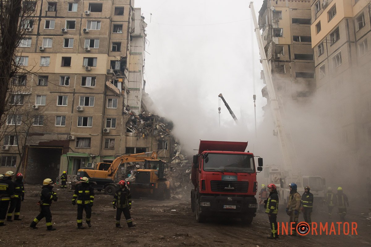 "Стільці незламності": як у Дніпрі зранку виглядає зруйнована багатоповерхівка 12