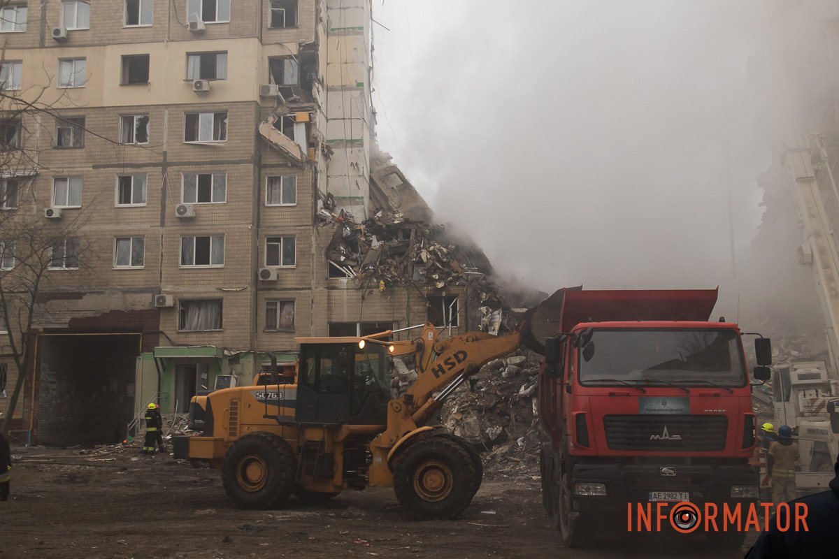 "Стільці незламності": як у Дніпрі зранку виглядає зруйнована багатоповерхівка 13