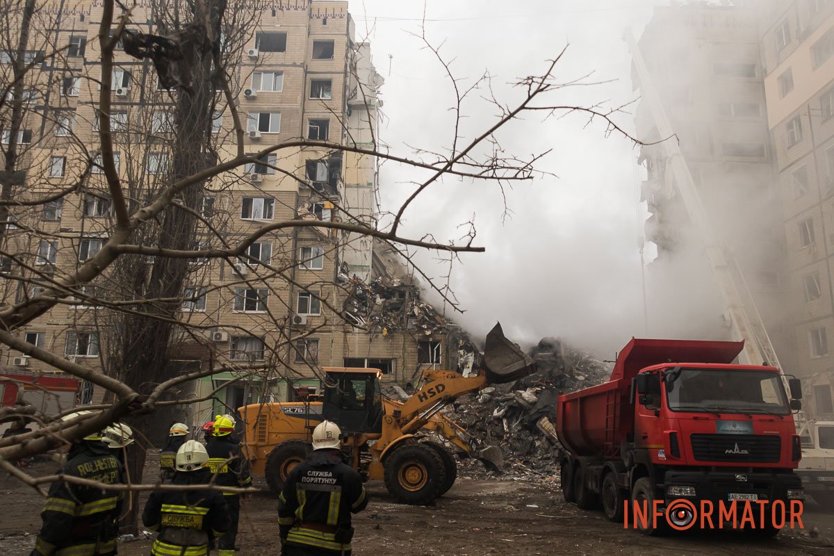 "Стільці незламності": як у Дніпрі зранку виглядає зруйнована багатоповерхівка 14