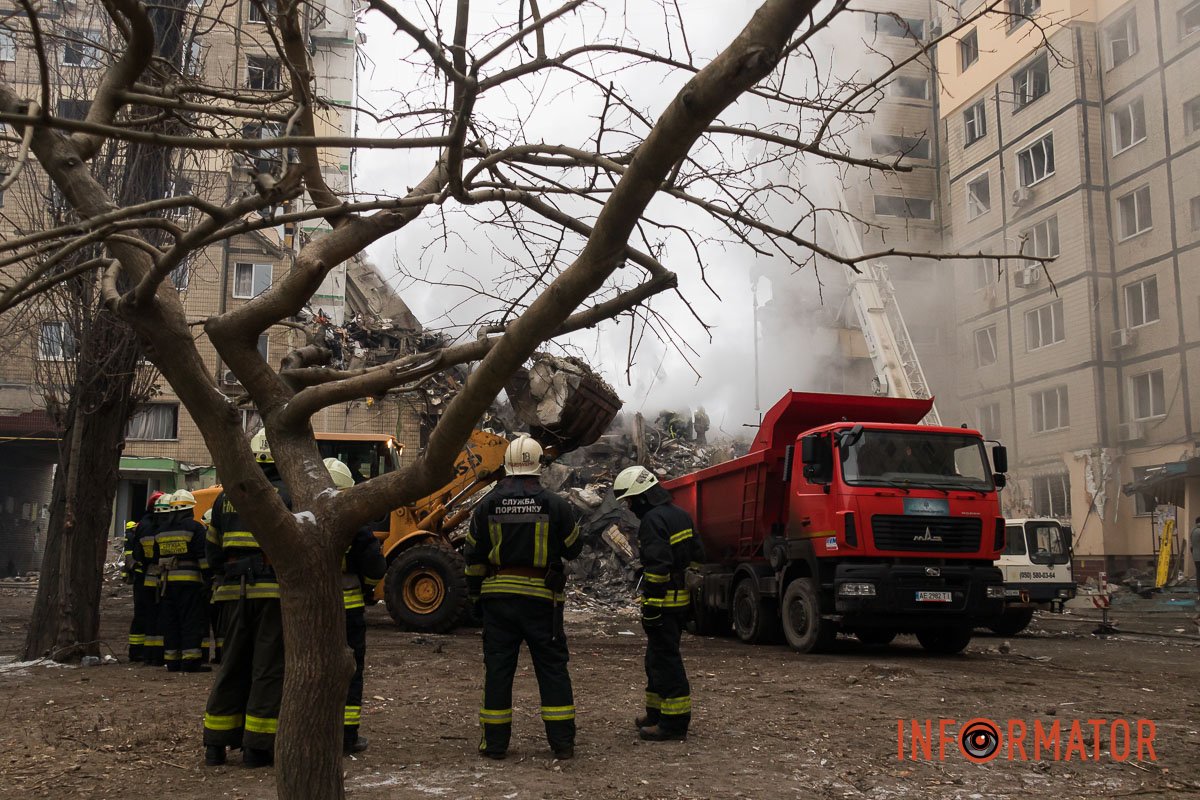 "Стільці незламності": як у Дніпрі зранку виглядає зруйнована багатоповерхівка 15