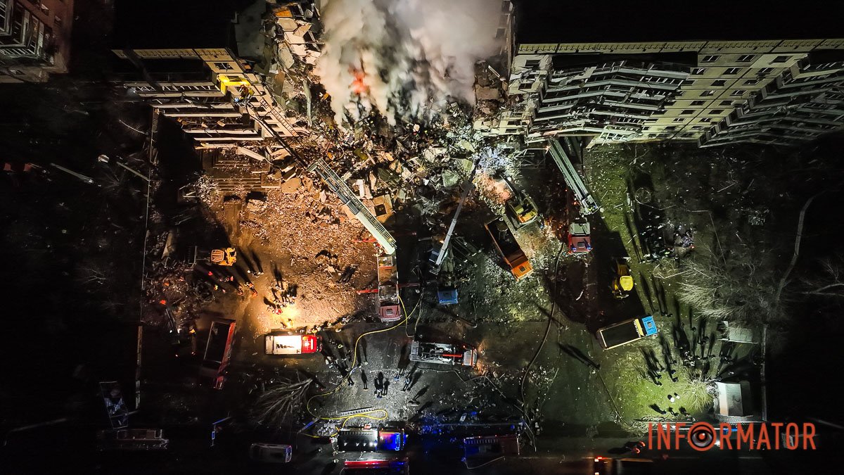 Два під'їзди "склалися": як виглядає зруйнований будинок у Дніпрі з висоти 1