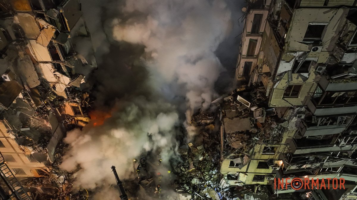 Два під'їзди "склалися": як виглядає зруйнований будинок у Дніпрі з висоти 6