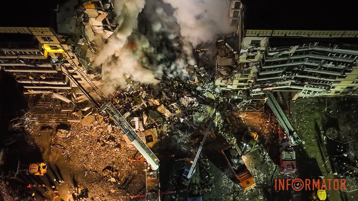 Два під'їзди "склалися": як виглядає зруйнований будинок у Дніпрі з висоти 3