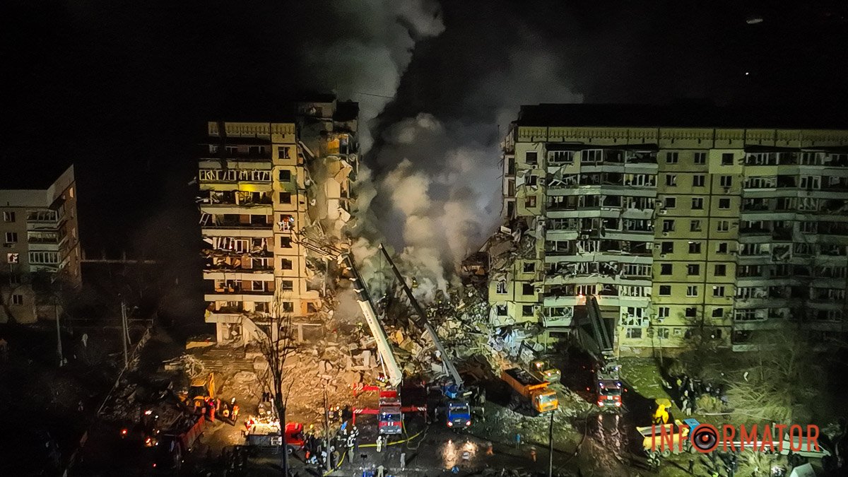 Два під'їзди "склалися": як виглядає зруйнований будинок у Дніпрі з висоти 7