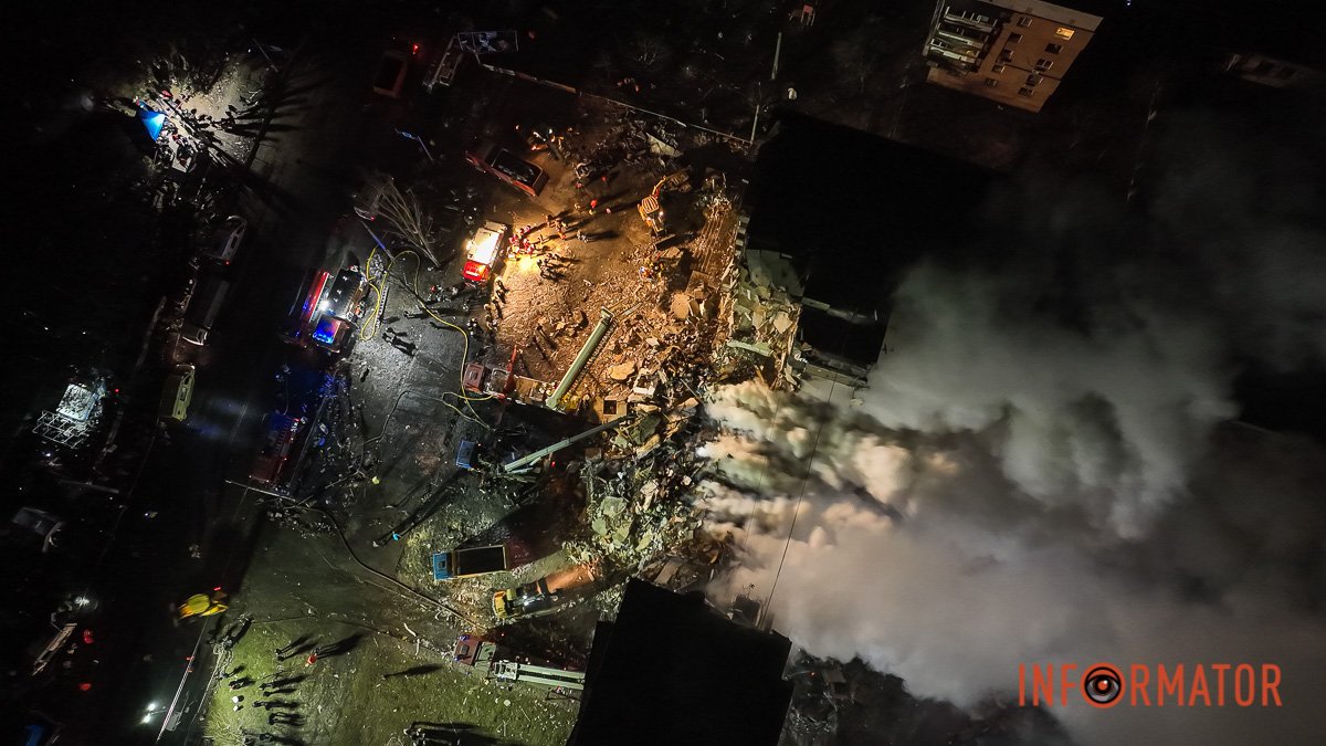 Два під'їзди "склалися": як виглядає зруйнований будинок у Дніпрі з висоти 4