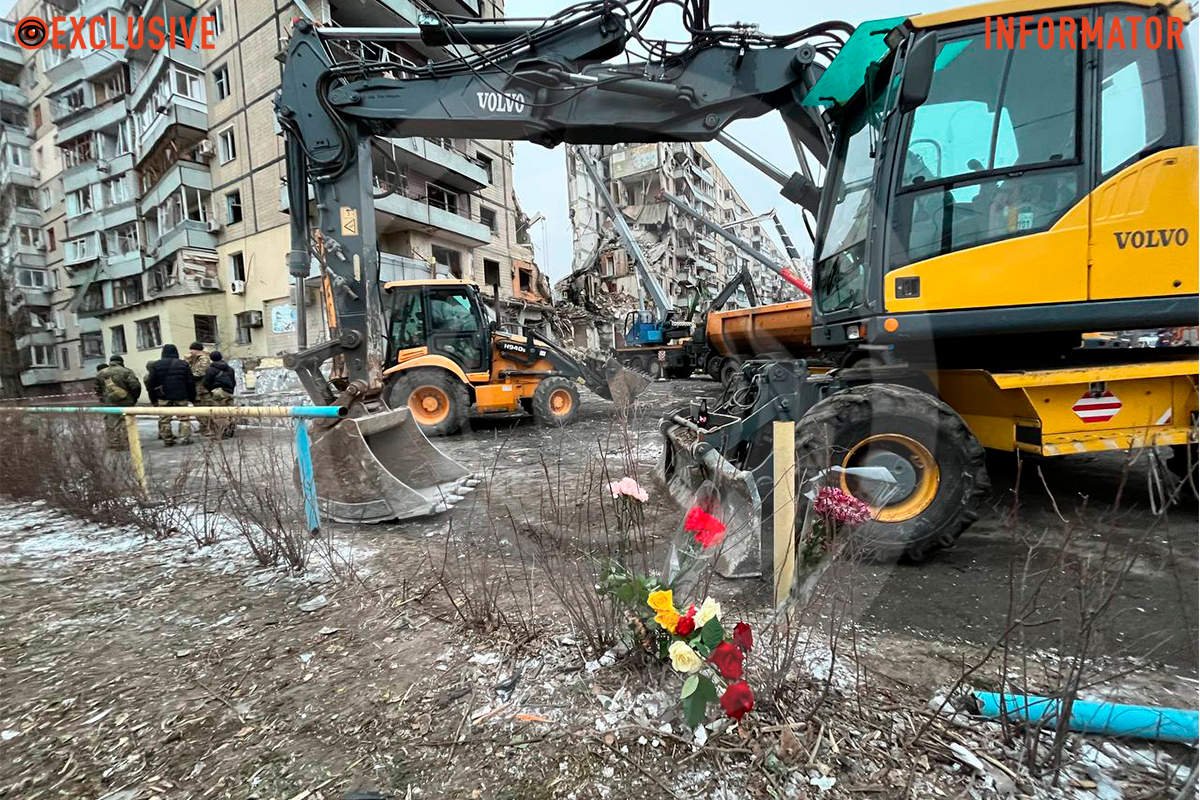 Дніпряни несуть до місця трагедії квіти, іграшки, їжу та необхідні речі для постраждалих 1