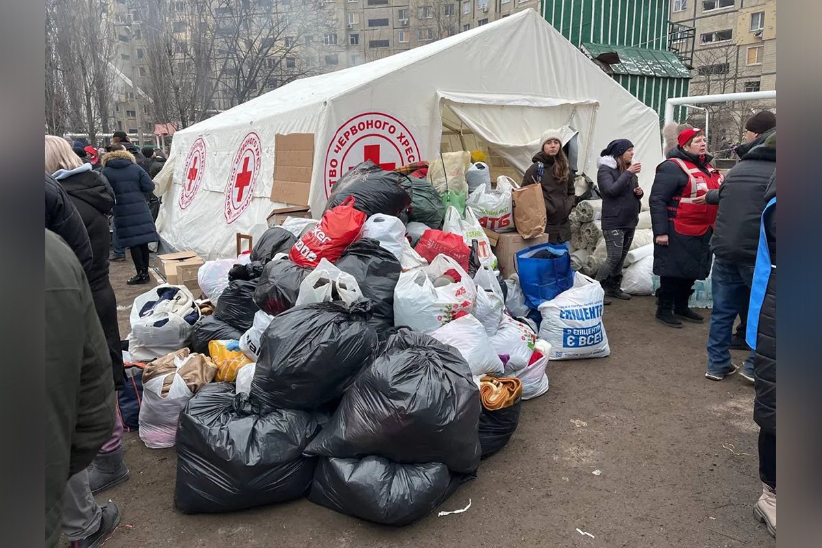 Дніпряни несуть до місця трагедії квіти, іграшки, їжу та необхідні речі для постраждалих 3
