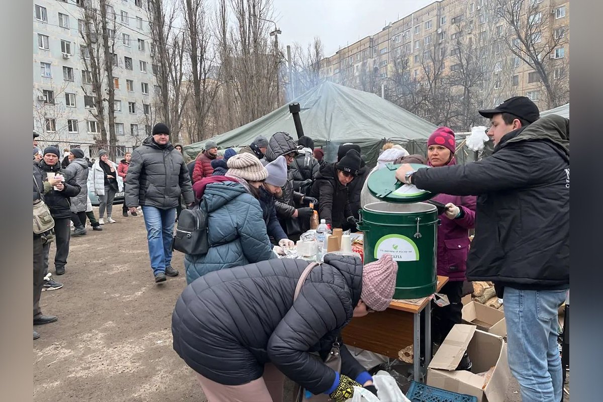 Дніпряни несуть до місця трагедії квіти, іграшки, їжу та необхідні речі для постраждалих 2