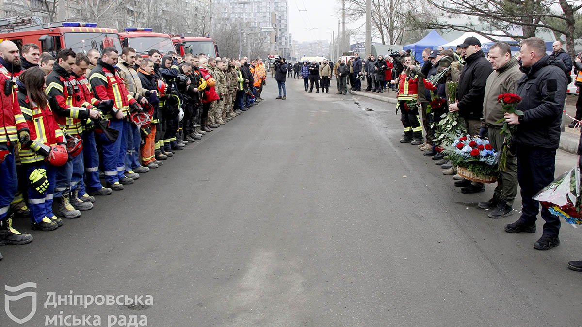 Під час хвилини мовчання символічно пролунали сирени швидких і машин спецтехніки