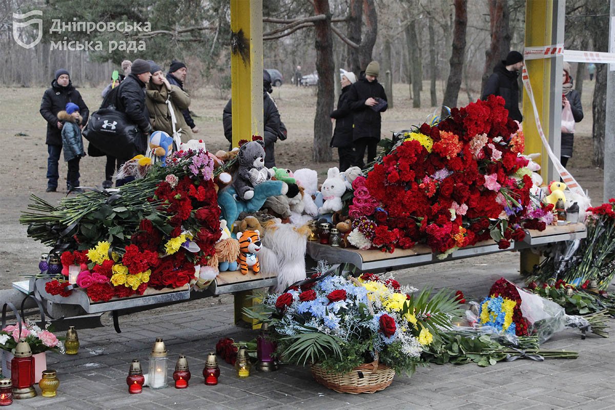 Люди продовжують приносити квіти, іграшки та лампадки