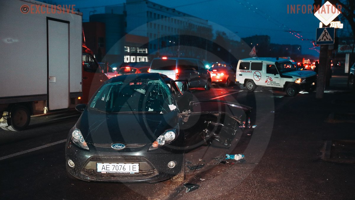 У Дніпрі на Слобожанському проспекті зіштовхнулися Ford і волонтерська швидка: троє постраждалих