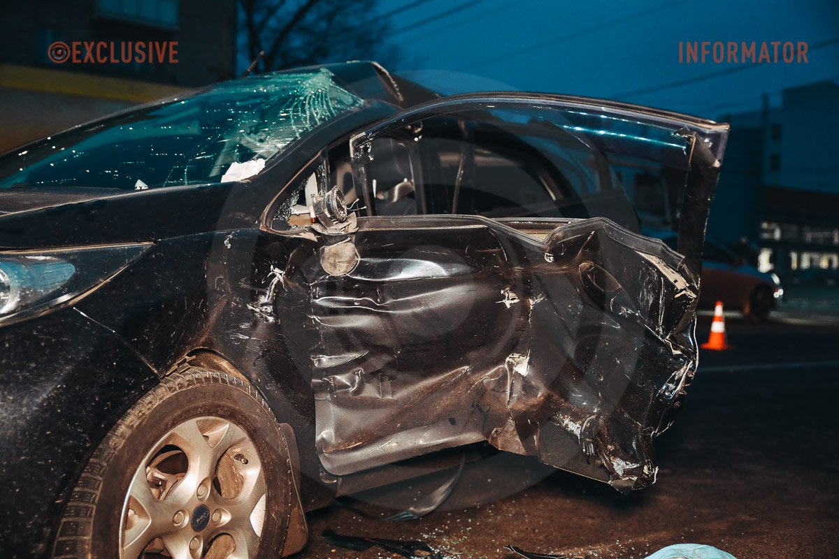 Toyota рухалася по проспекту у бік виїзду з міста Toyota рухалася по проспекту у бік виїзду з міста