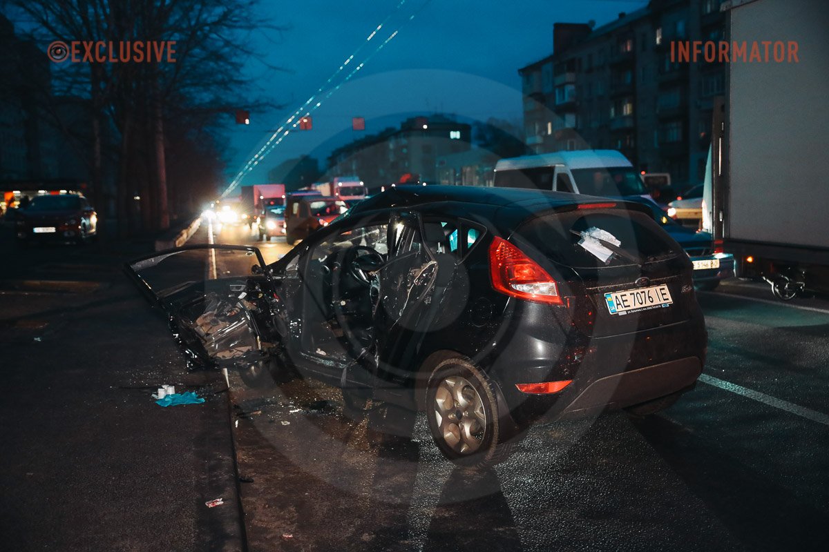 Після удару обидва авто виїхали на зустрічну смугу Після удару обидва авто виїхали на зустрічну смугу