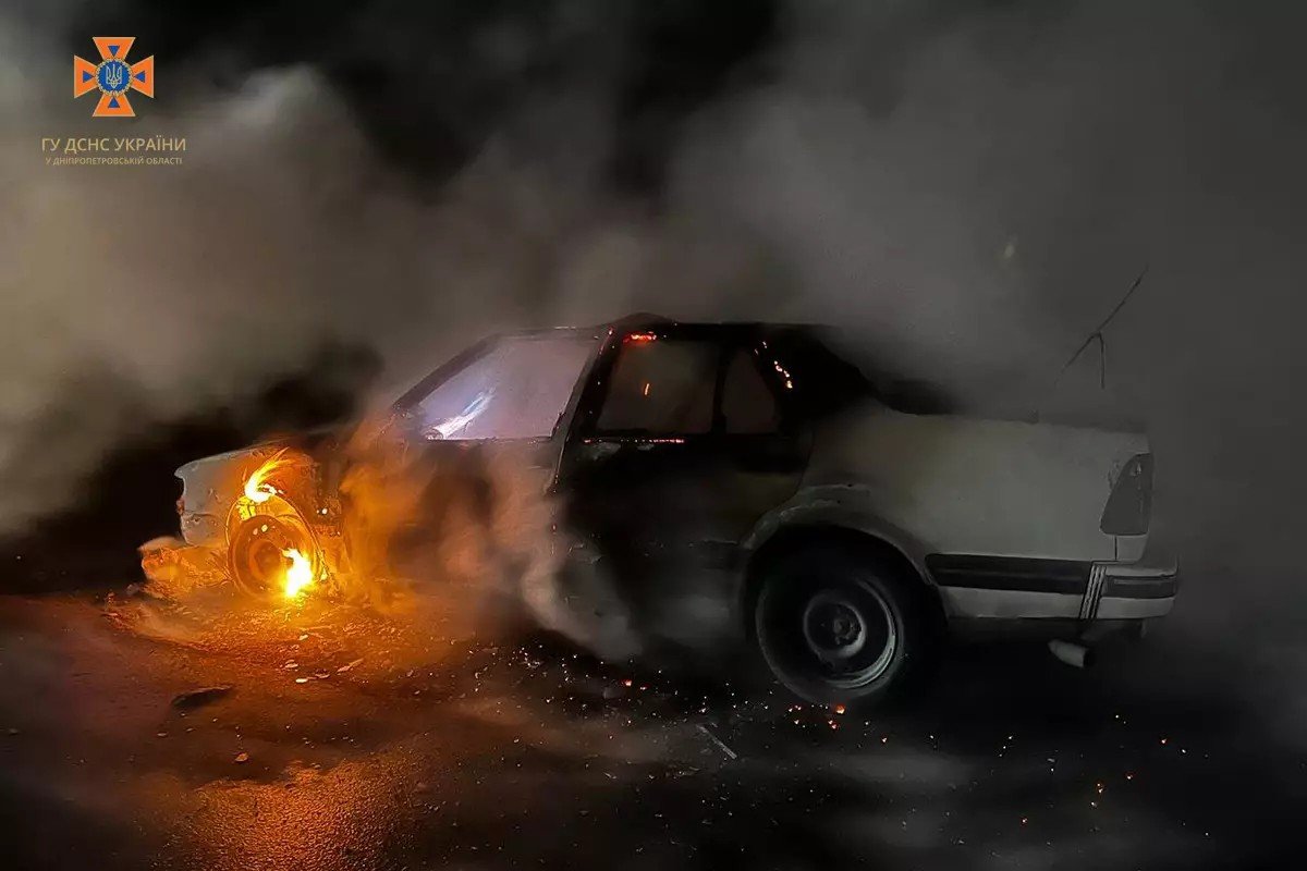 У Дніпрі на Петрозаводській під час руху загорівся Saab