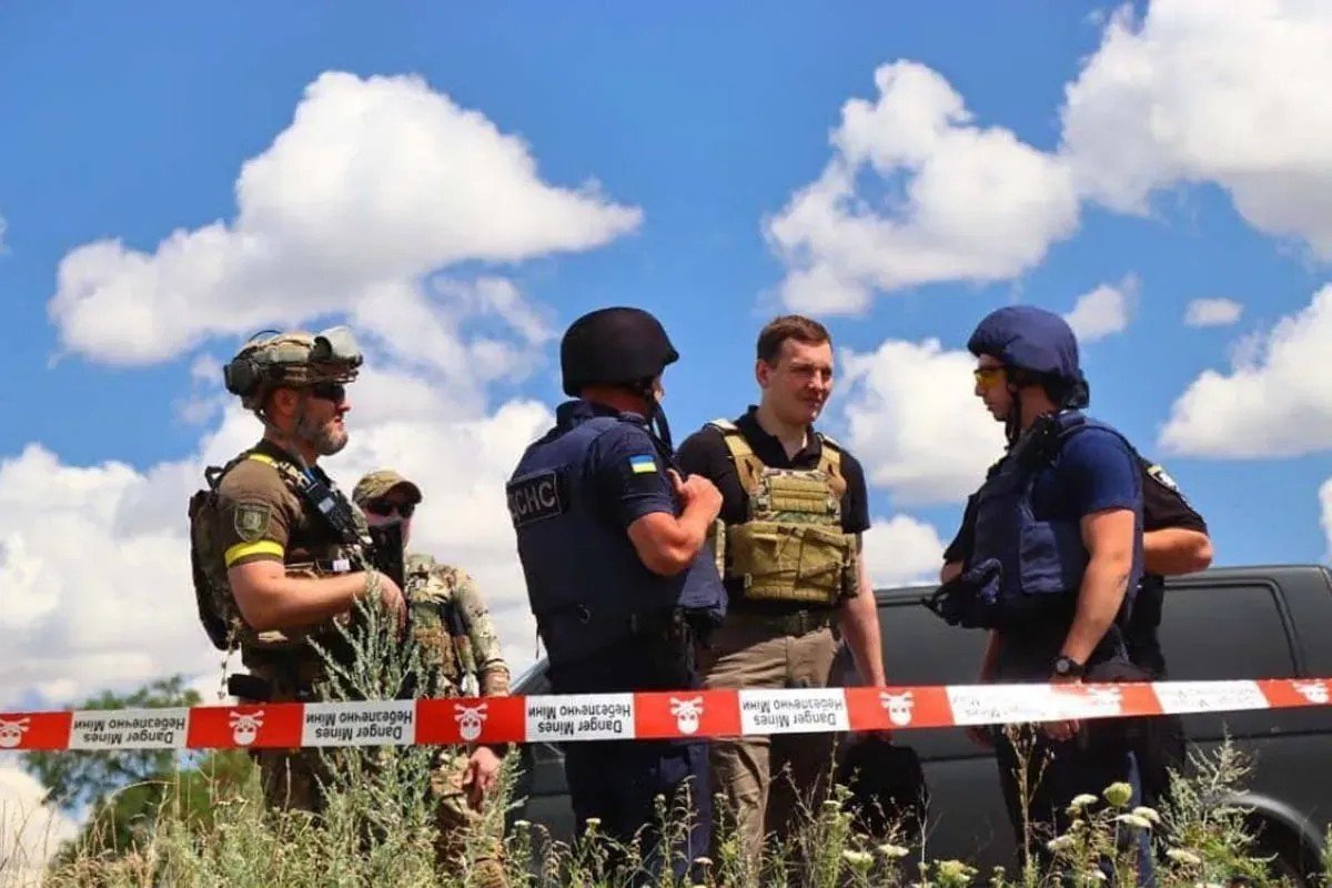 Відвідував із робочими візитами прифронтові міста Відвідував із робочими візитами прифронтові міста