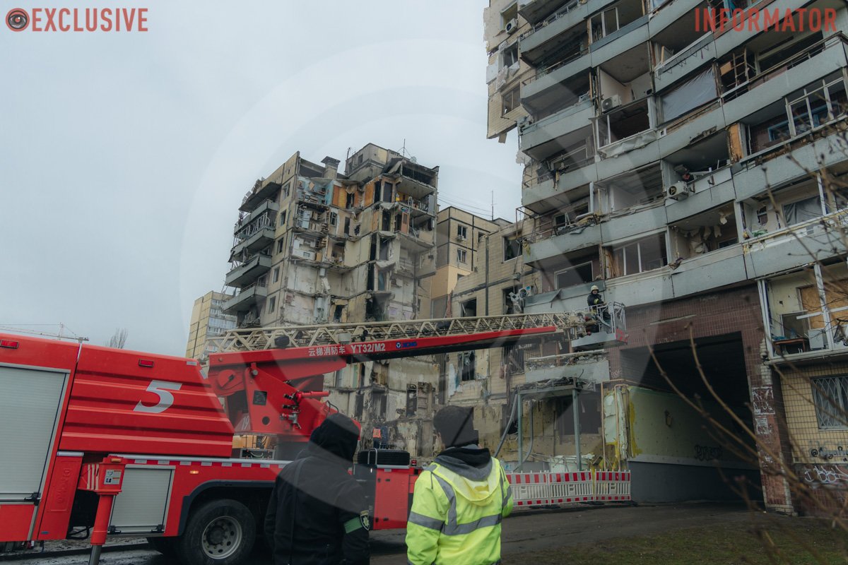 До однієї з понівечених квартир піднявся рятувальник До однієї з понівечених квартир піднявся рятувальник