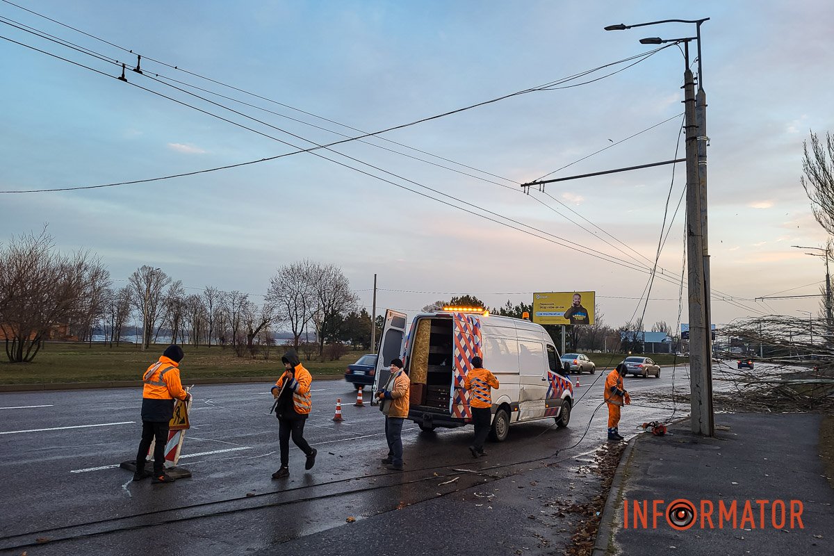 Станом на 7:29 на місці працювали комунальники Станом на 7:29 на місці працювали комунальники