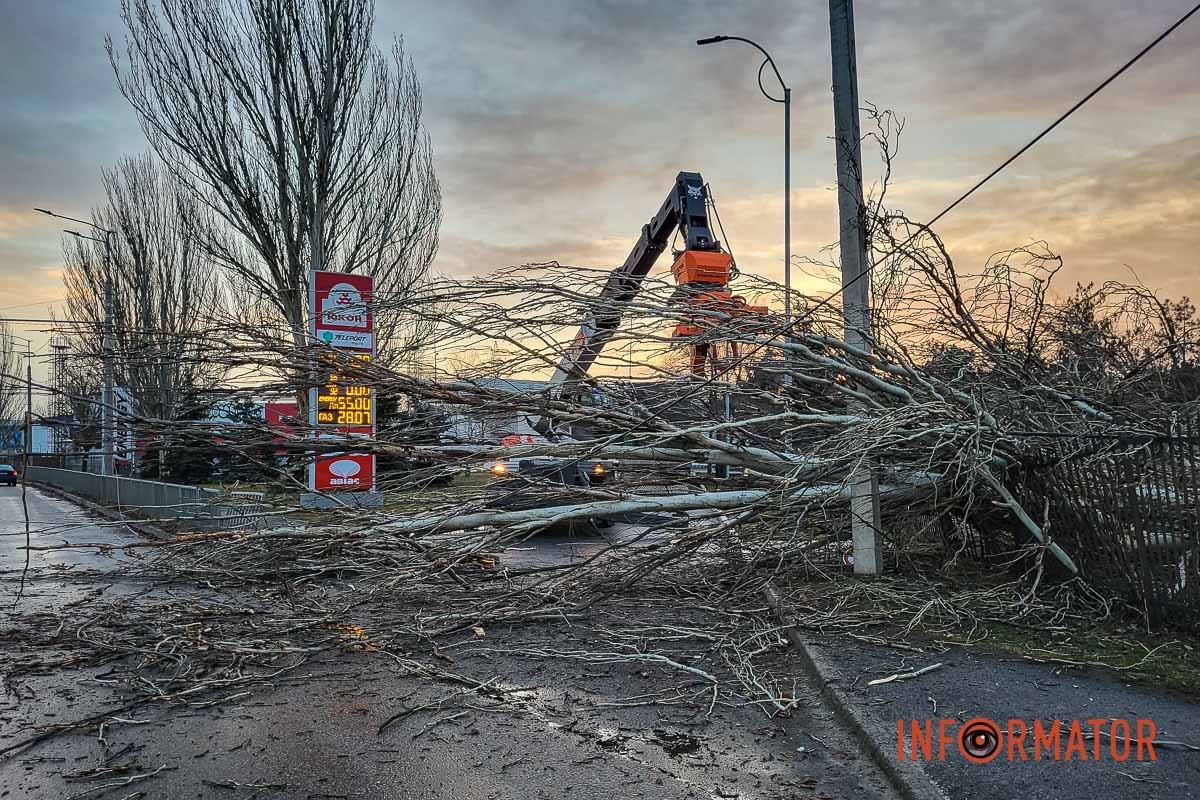 Тут довелося перекрити дні крайні праві смуги Тут довелося перекрити дні крайні праві смуги