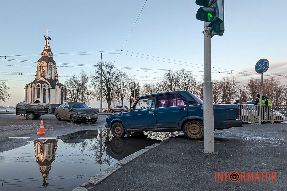 Синій ВАЗ відлетів на тротуар Синій ВАЗ відлетів на тротуар