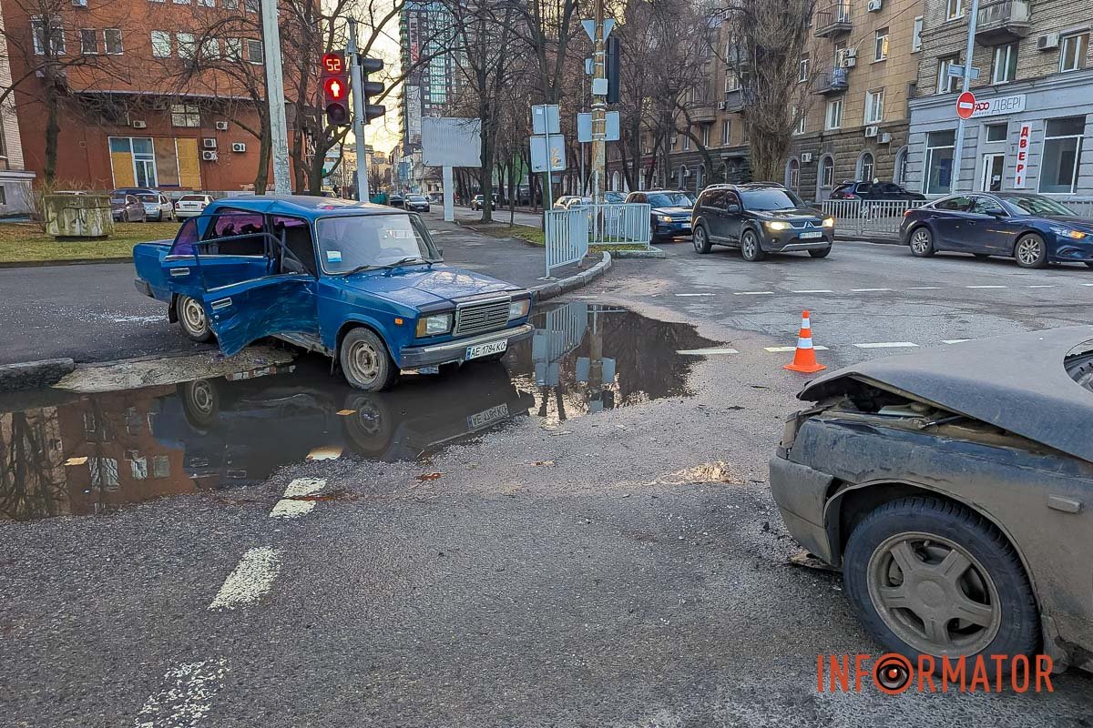 Зайнятий правий ряд по Січеславській Набережній у напрямку цирку Зайнятий правий ряд по Січеславській Набережній у напрямку цирку