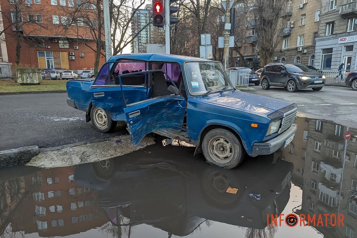 Постраждала пасажирка з синього автомобіля ВАЗ Постраждала пасажирка з синього автомобіля ВАЗ