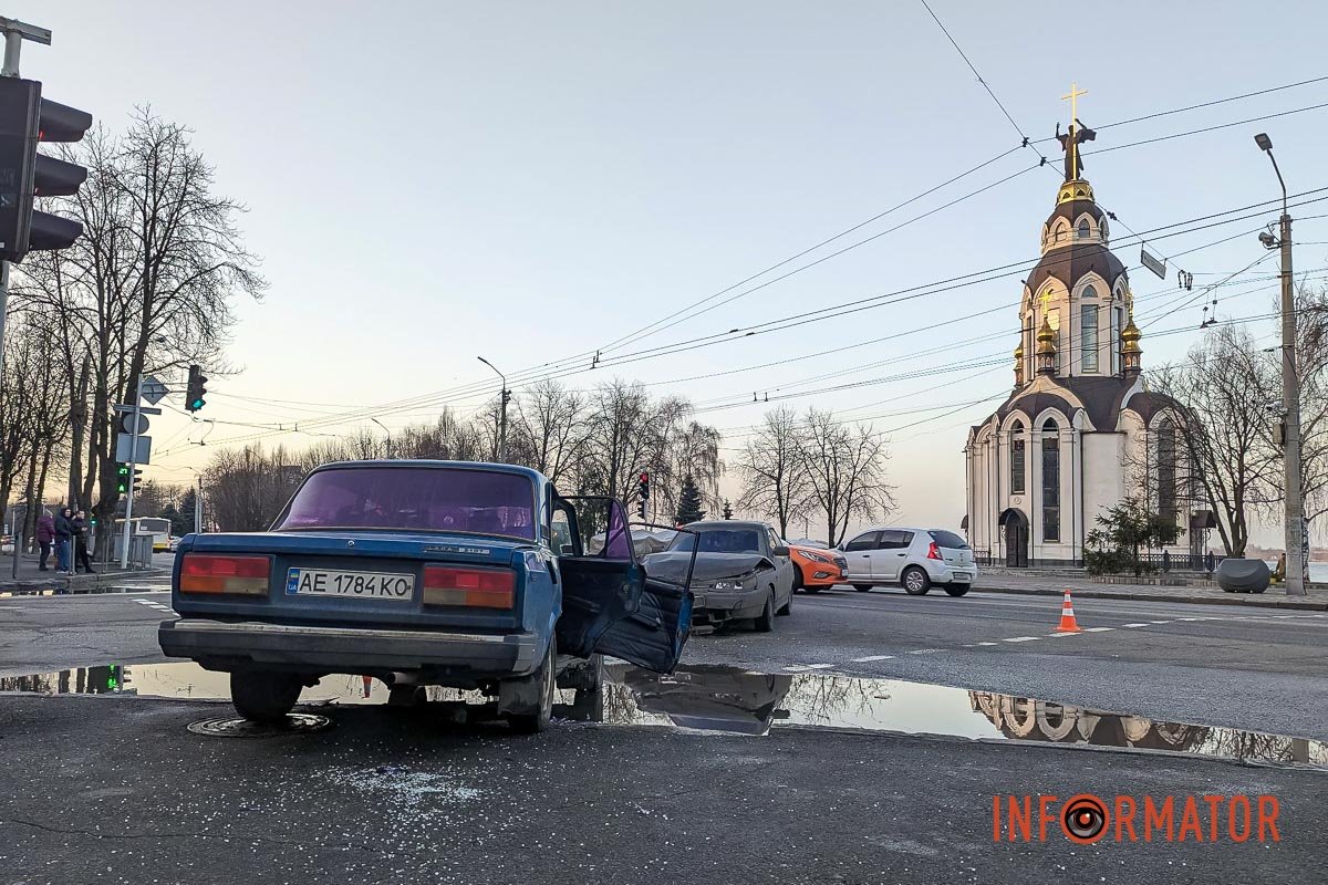 На Січеславській Набережній зіткнулися два автомобілі ВАЗ На Січеславській Набережній зіткнулися два автомобілі ВАЗ