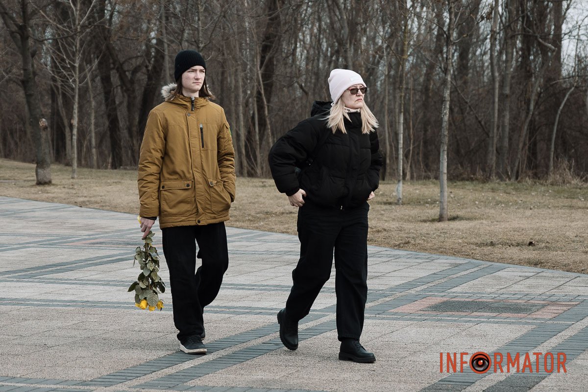 Люди несуть квіти  Люди несуть квіти