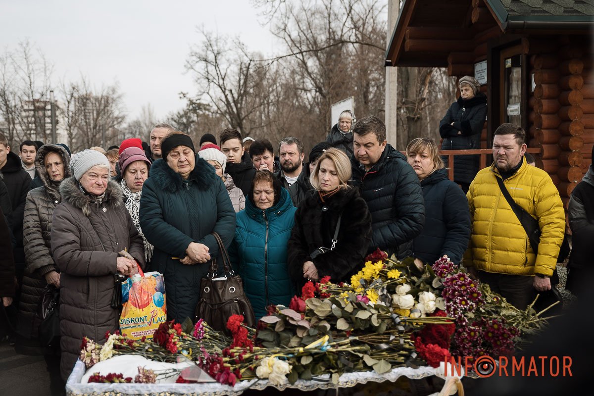 Люди приносять квіти Люди приносять квіти