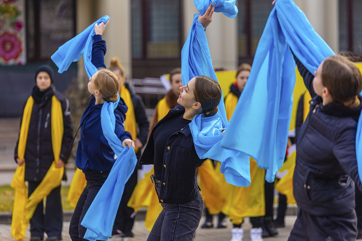 Хлопці та дівчата утворили ланцюг єднання Хлопці та дівчата утворили ланцюг єднання
