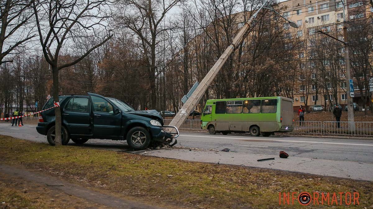 Видео момента: в Днепре на Тополе-3 Mercedes насмерть сбил женщину и влетел в бетонный столб