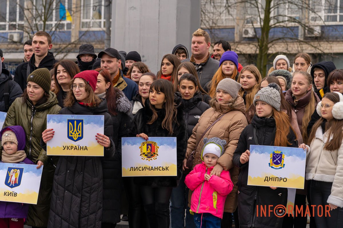 Близько 100 людей зібралися біля центрального прапора в нашому місті Близько 100 людей зібралися біля центрального прапора в нашому місті