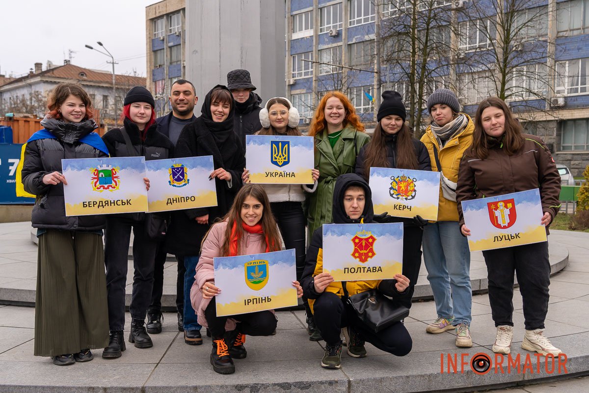 У Дніпрі пройшла унікальна акція “Ланцюг єдності У Дніпрі пройшла унікальна акція “Ланцюг єдності