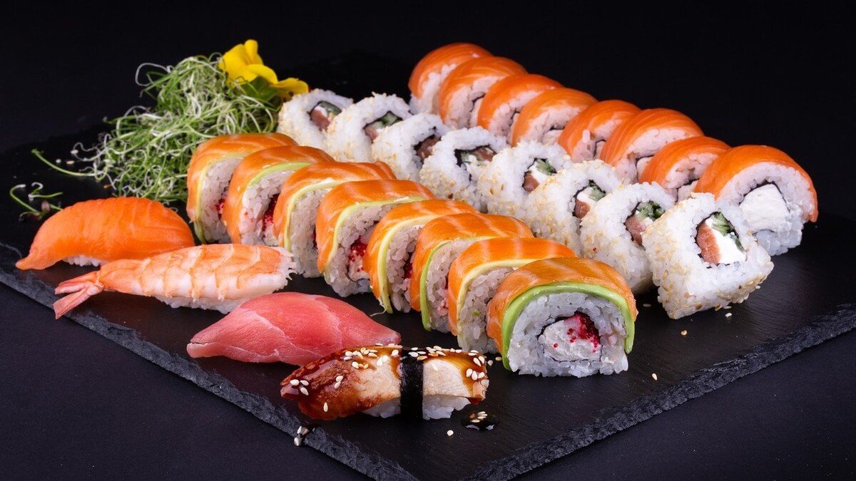 Вкусно и быстро: где в Днепре можно заказать роллы и суши с доставкой