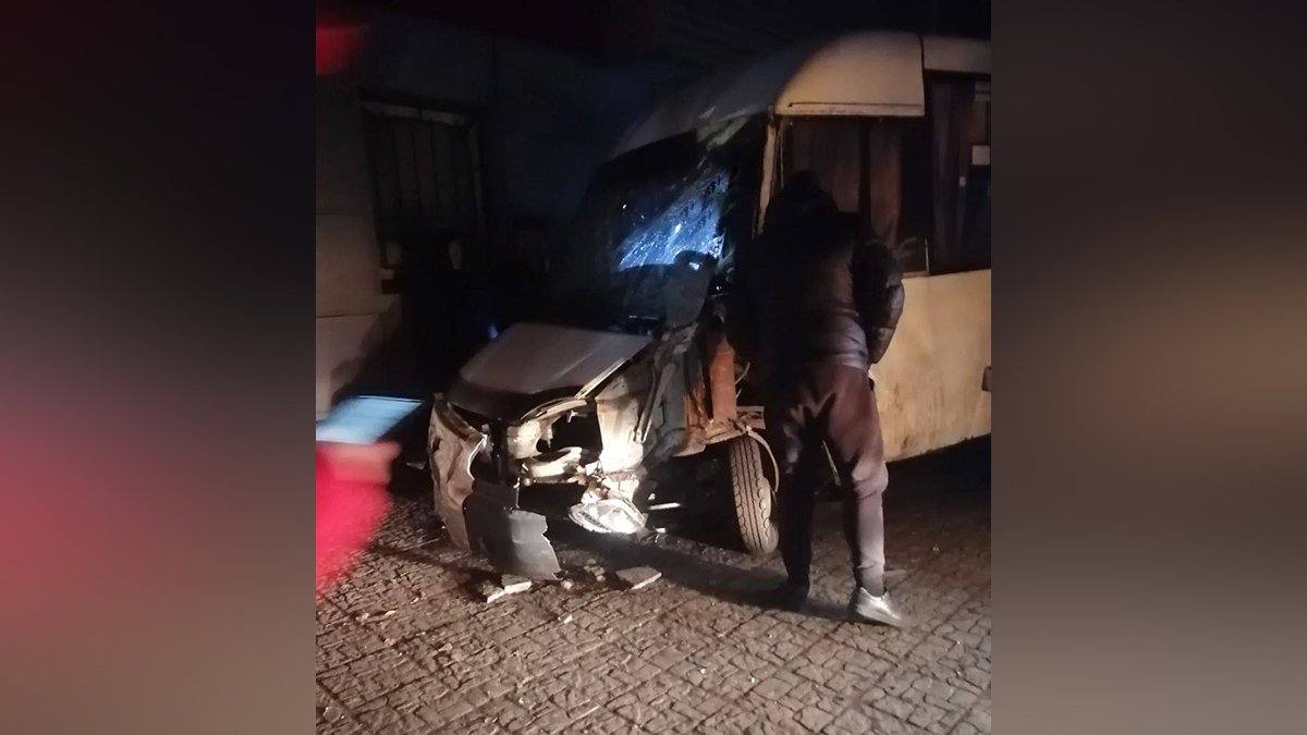 В Днепре на проспекте Хмельницкого автобус № 136А врезался в электроопору: водитель погиб