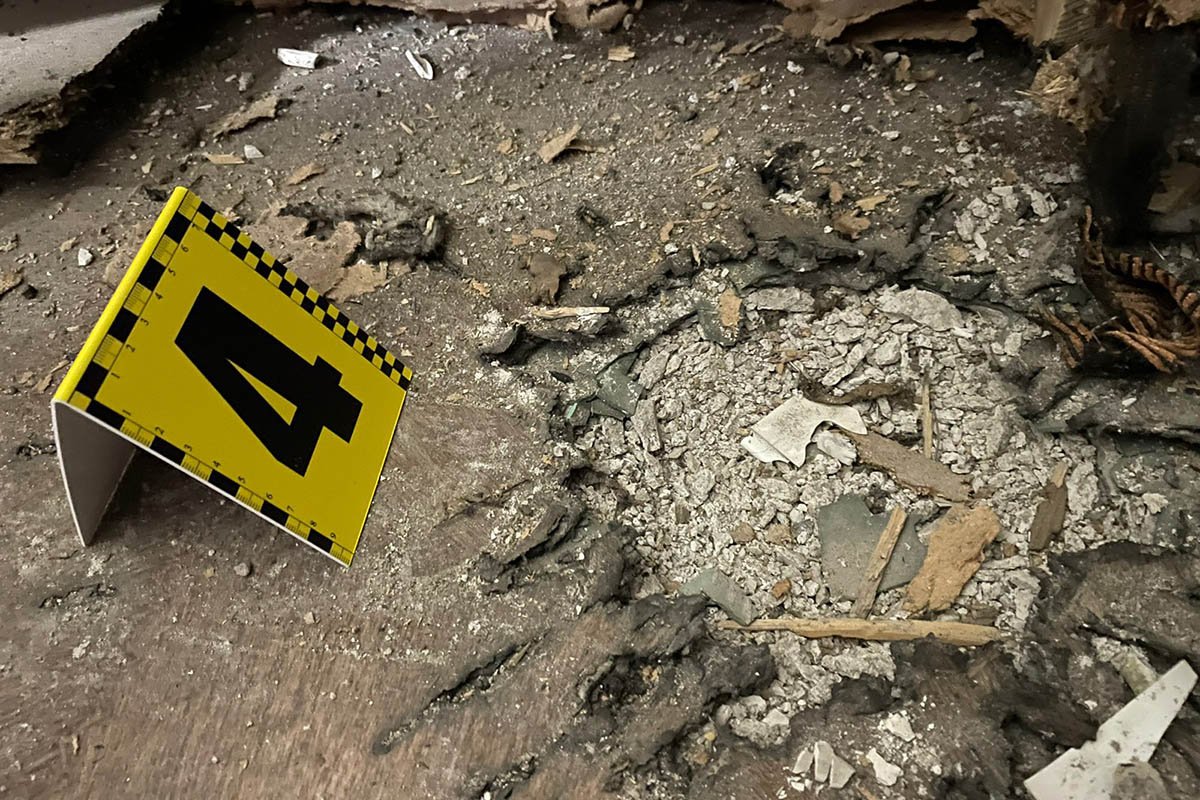 Він кинув гранату в бік правоохоронців, підірвав у квартирі ще два боєприпаси та вчинив стрілянину Він кинув гранату в бік правоохоронців, підірвав у квартирі ще два боєприпаси та вчинив стрілянину