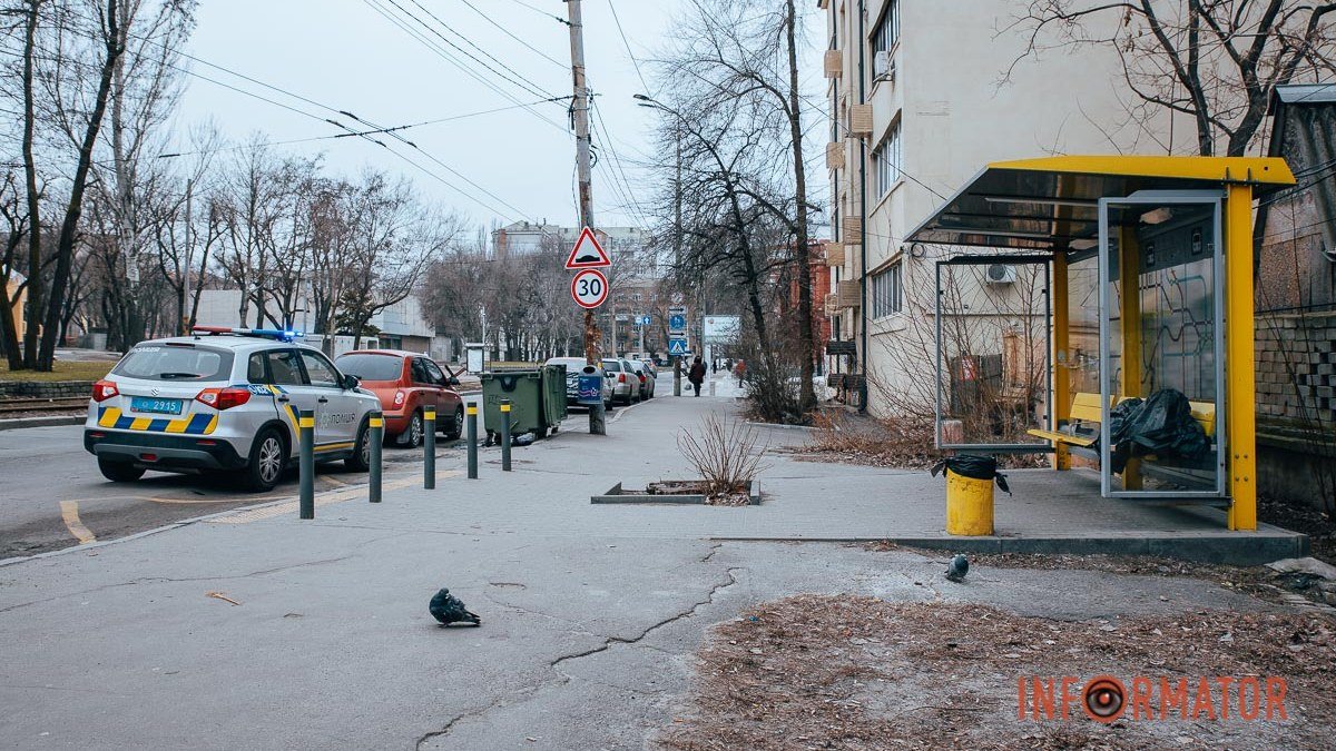В Днепре возле парка Шевченко на остановке умер мужчина