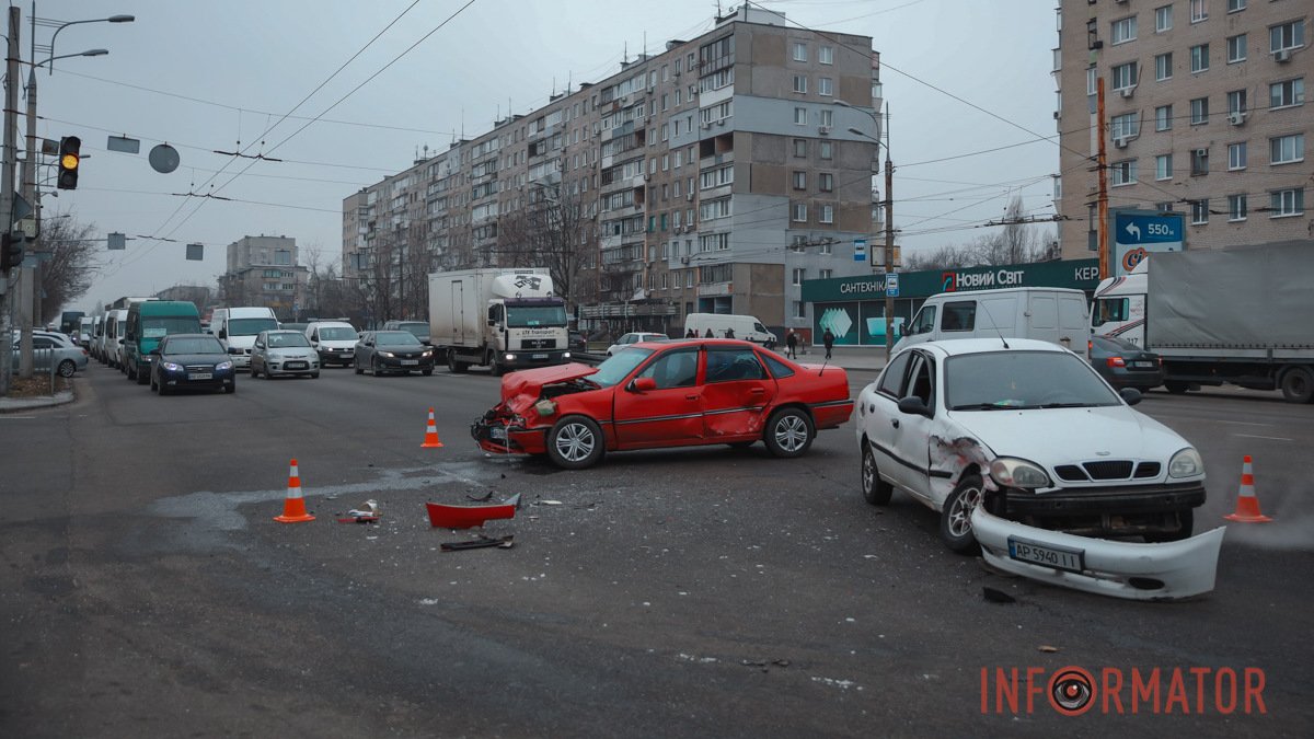 У Дніпрі на Слобожанському проспекті зіштовхнулися Opel та Daewoo: є постраждалий