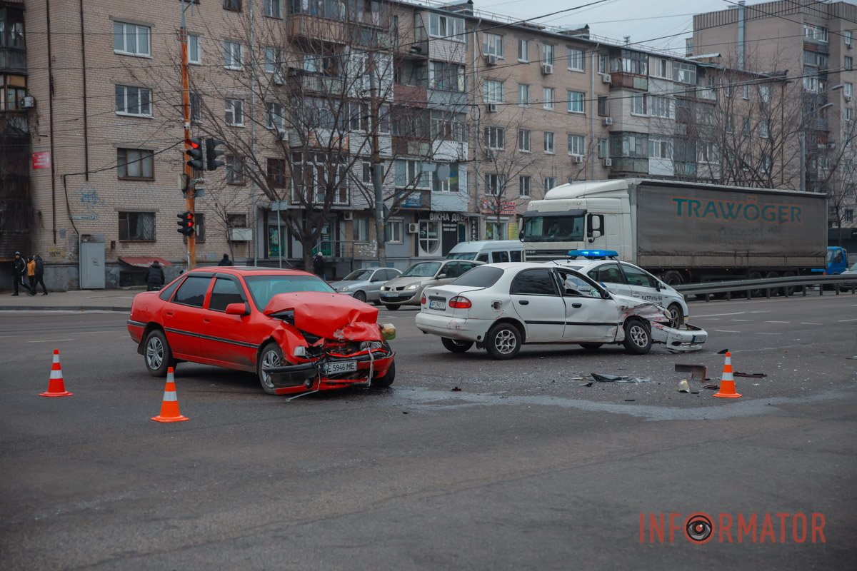 В Днепре на Слобожанском проспекте столкнулись Opel и Daewoo: есть пострадавшие 1