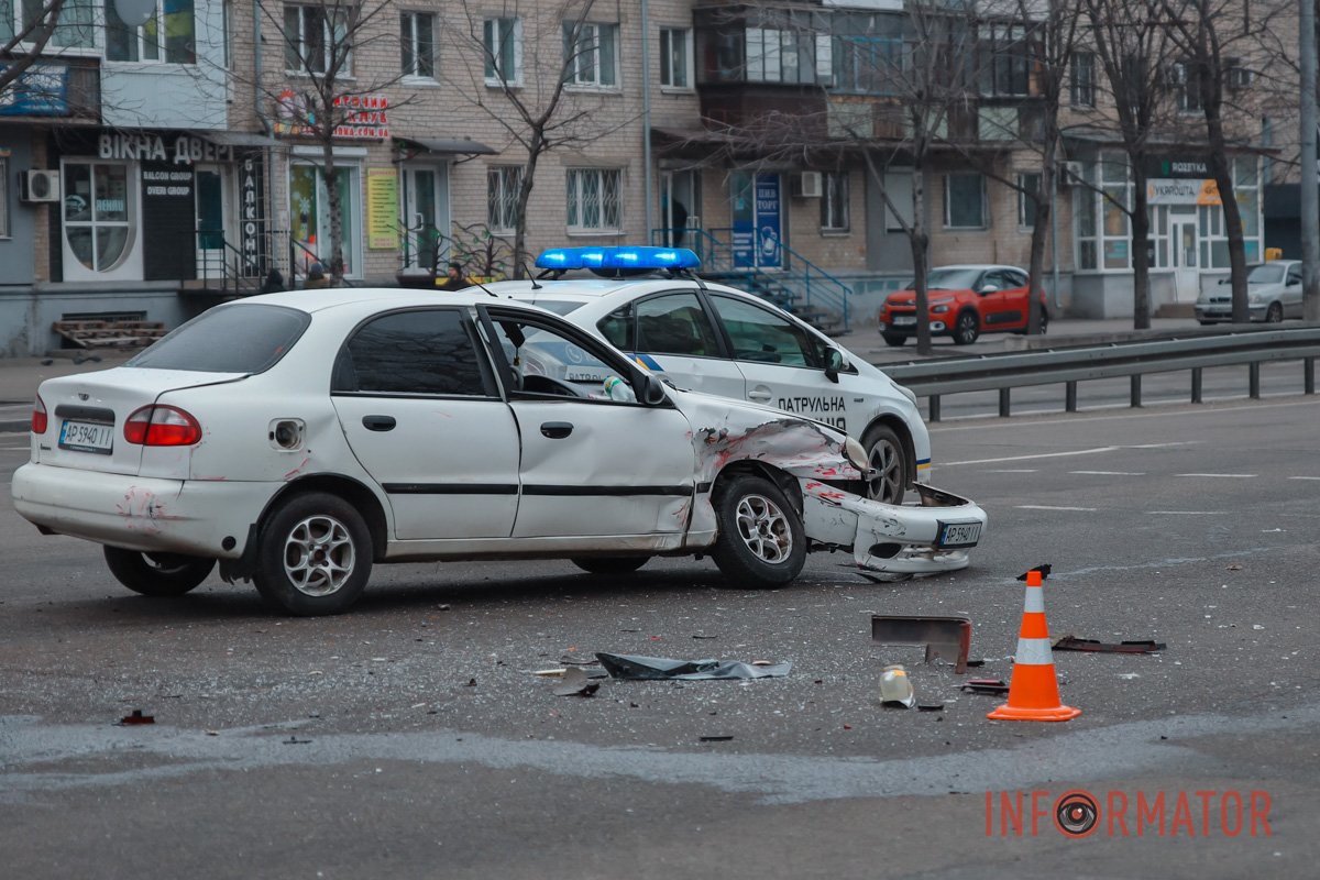 В Днепре на Слобожанском проспекте столкнулись Opel и Daewoo: есть пострадавшие 2