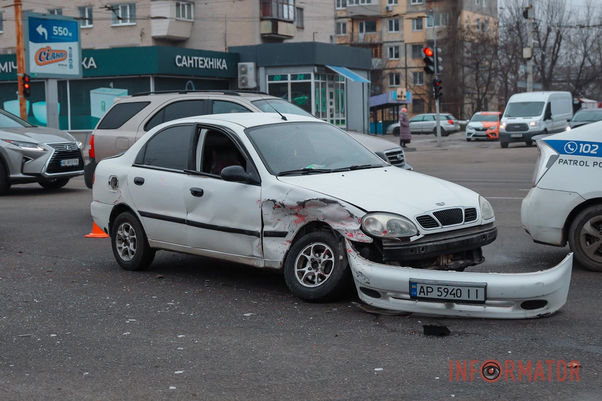 В Днепре на Слобожанском проспекте столкнулись Opel и Daewoo: есть пострадавшие 3
