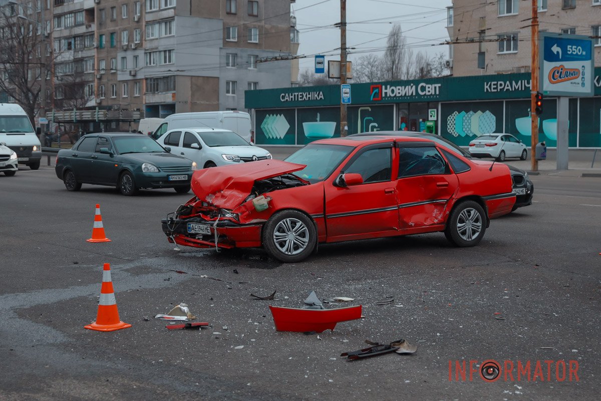 В Днепре на Слобожанском проспекте столкнулись Opel и Daewoo: есть пострадавшие 8