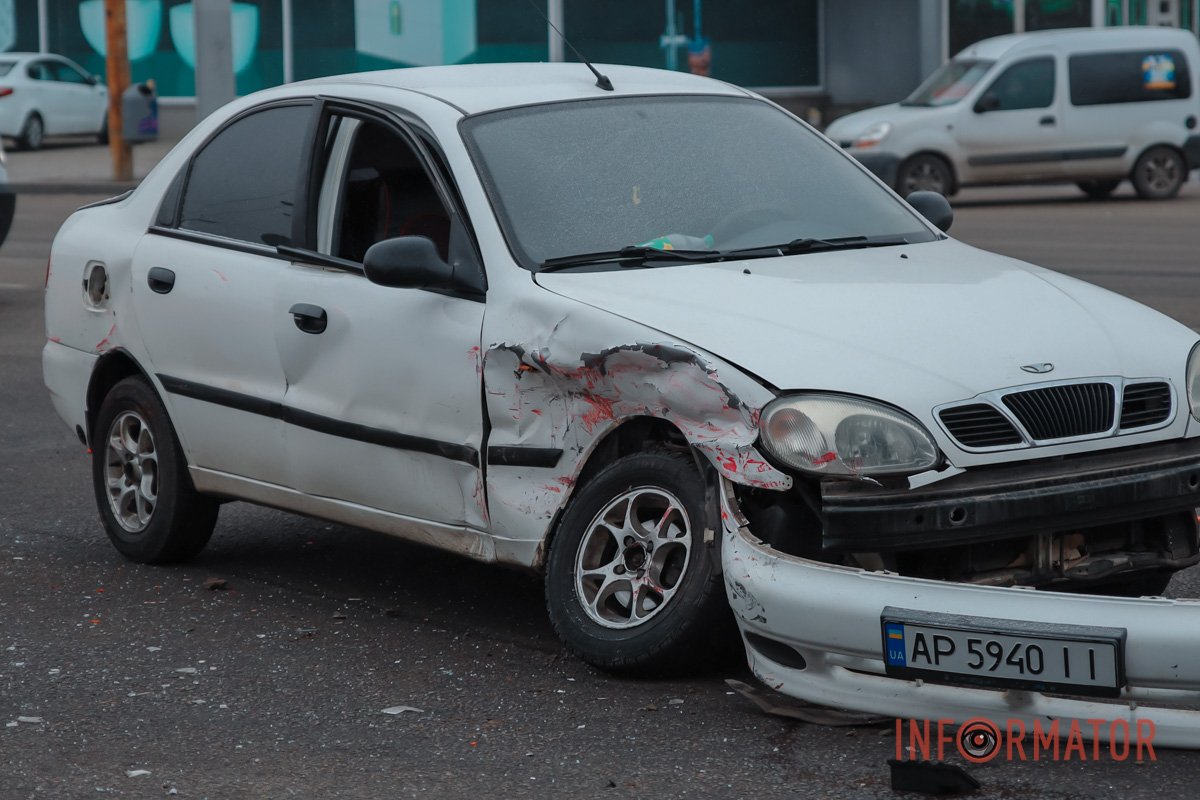 В Днепре на Слобожанском проспекте столкнулись Opel и Daewoo: есть пострадавшие 7