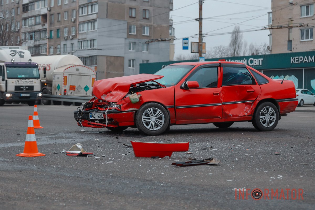 В Днепре на Слобожанском проспекте столкнулись Opel и Daewoo: есть пострадавшие 6