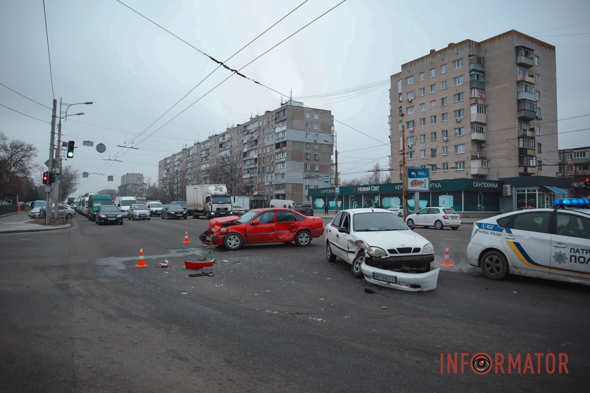 В Днепре на Слобожанском проспекте столкнулись Opel и Daewoo: есть пострадавшие 5