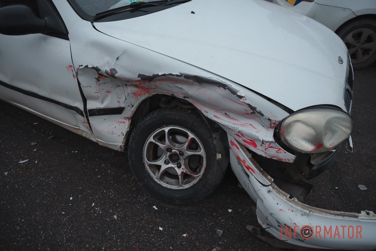 В Днепре на Слобожанском проспекте столкнулись Opel и Daewoo: есть пострадавшие 4