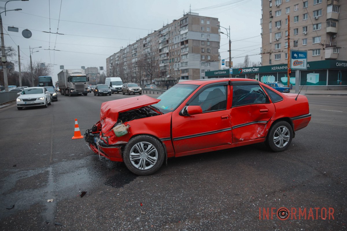 В Днепре на Слобожанском проспекте столкнулись Opel и Daewoo: есть пострадавшие 9