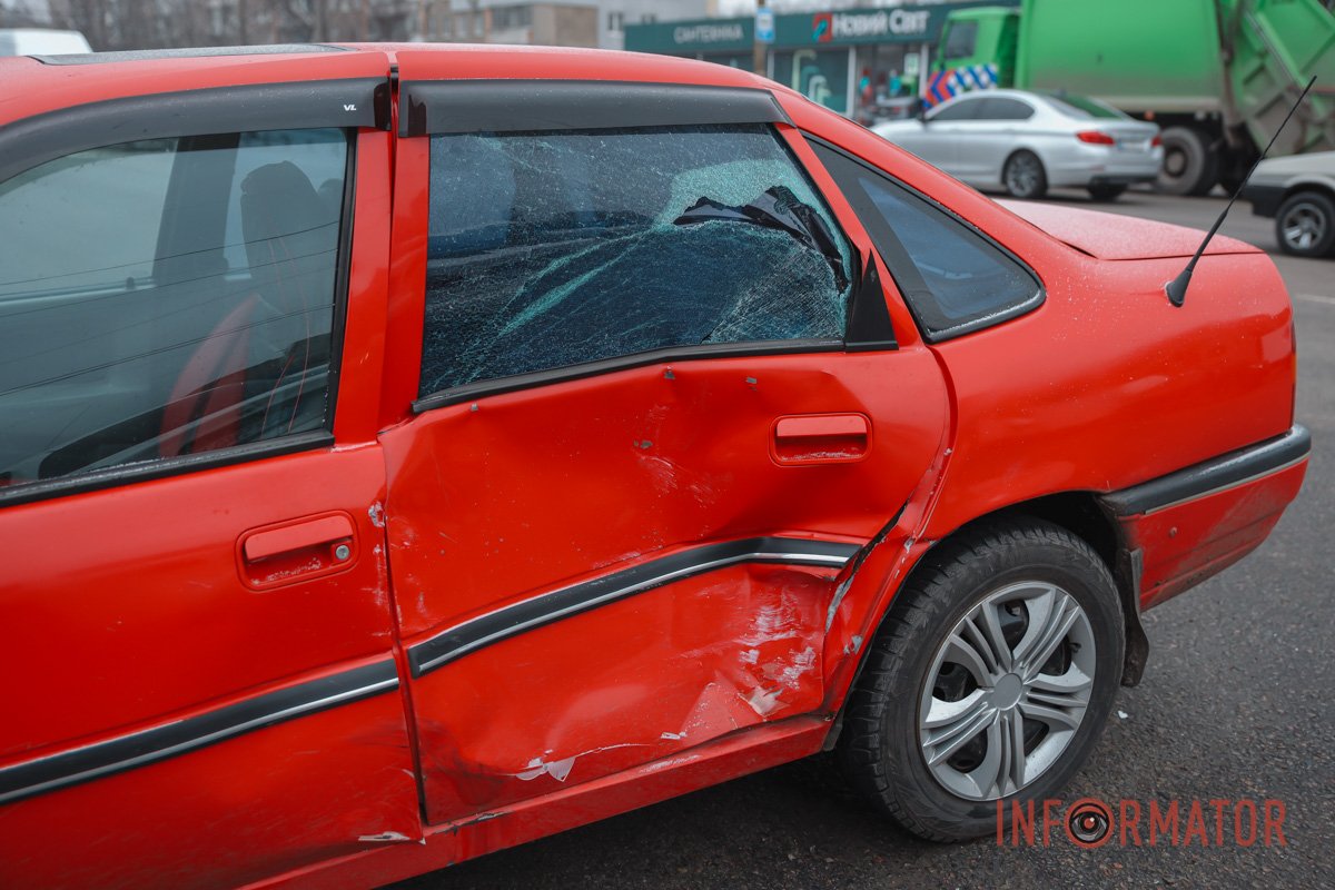 В Днепре на Слобожанском проспекте столкнулись Opel и Daewoo: есть пострадавшие 10