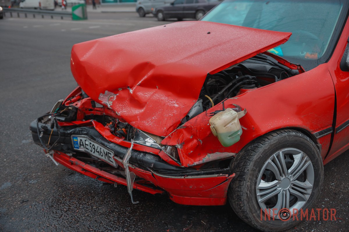 В Днепре на Слобожанском проспекте столкнулись Opel и Daewoo: есть пострадавшие 11